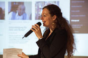 Shelly Kupferberg moderating the event. Photo: Gernot Bayer, CeDiS/ FU Berlin
