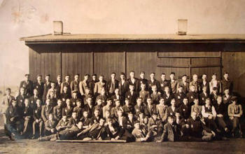 "Ostarbeiter" im Zwangsarbeiterlager in Schwandorf, ca. 1943. Privatfoto von Wasyl B.