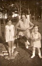 Helena Bohle-Szacki (rechts) mit Mutter und Schwester, um 1930