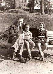 Helena Bohle-Szacki (Mitte) mit Vater und Schwester, um 1936