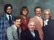 Joseph Korzenik (hinten, 2. v. rechts) mit Frauen, Kindern und Schwiegervater, 1970er Jahre (USC Shoah Foundation)