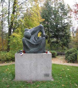 Skulptur des ehemaligen Häftlings und Künstlers Vittore Bocchetta, an der Zufahrtsstraße zur Fackelmann-Therme Hersbruck, aufgestellt 2007