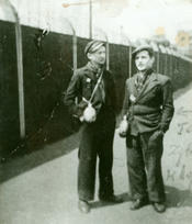 Vor dem Lager in der Karl-Mayer-Straße, 1940. Links Bolesław Zajączkowski, rechts Tadeusz K. aus Lodz, in der Zeche ums Leben gekommen.