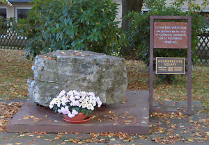 Gedenkstein auf dem Friedhof in Helmbrechts, 2004