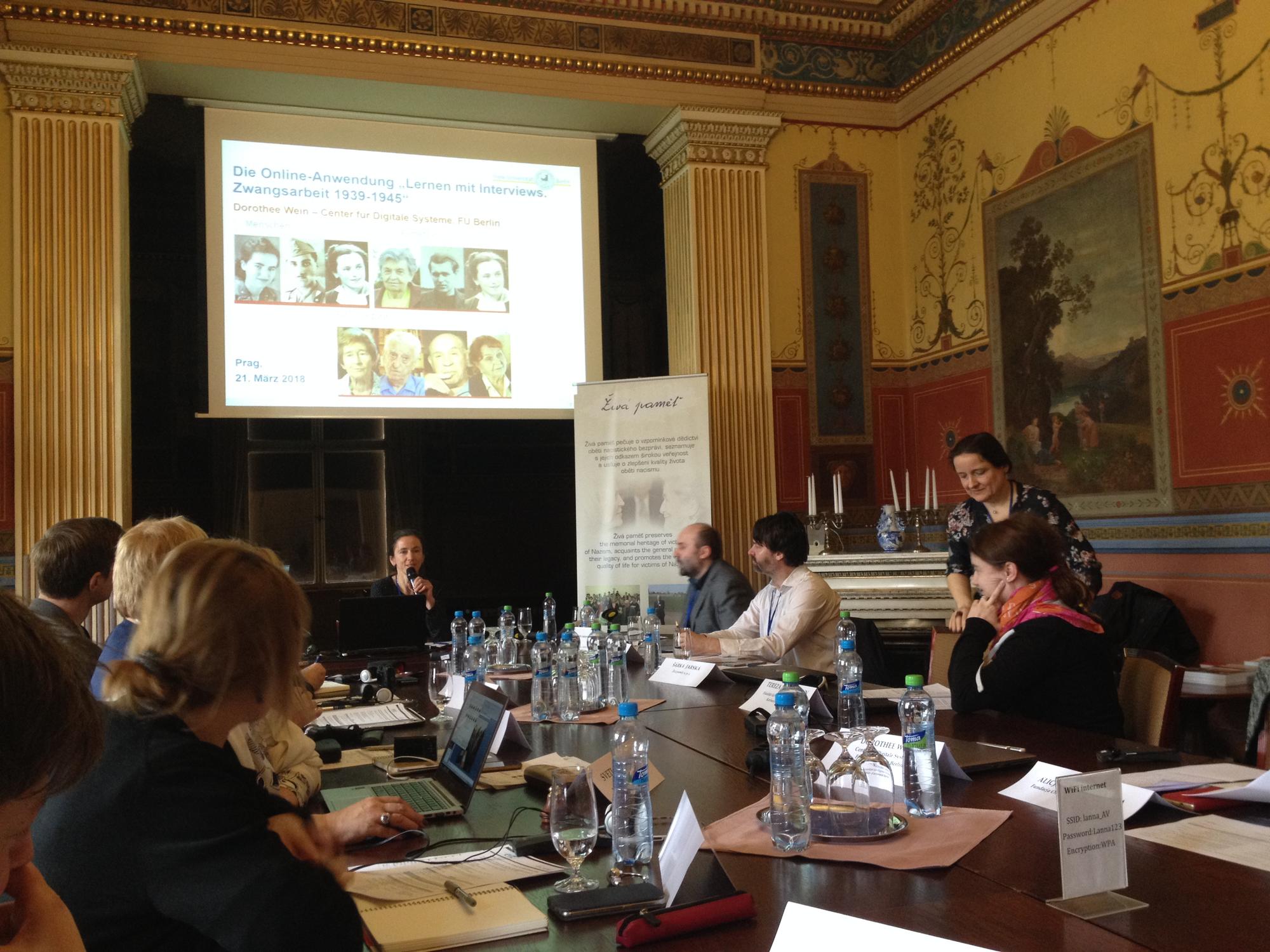Workshop: Dorothee Wein při prezentaci platformy, CeDiS FU Berlin