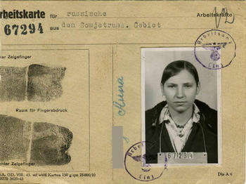 Úřad práce Linec, pracovní karta pro „ostarbeitry“ s fotografií a otisky prstů Anny P., 1943