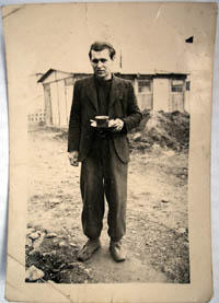 Miroslav D., s jídelní miskou na lágru v Kapfenbergu, mezi lety 1943-1945