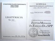 Kazimierz B. byl vyznamenám Zlatou medailí od „Sdružení Poláků poškozených Třetí říší“. V kulatém razítku sdružení je vidět označení „P“.