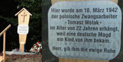 Památník v dolnobavorském Adlkofenu, okres Landshut. Polský nuceně nasazený byl oběšen za intimní styk s německou ženou. Ta byla poté, co přivedla na svět dítě, zatčena a deportována do KT Ravensbrück.