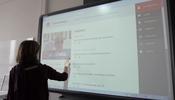 "Lernen mit Interviews" with smart board in classroom