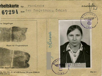 Arbeitsamt Linz, Arbeitskarte für „Ostarbeiter“ mit Foto und Fingerabdrücken von Anna P., 1943