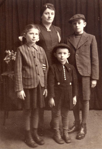 Eva B. (links) mit ihrer Familie, 1941